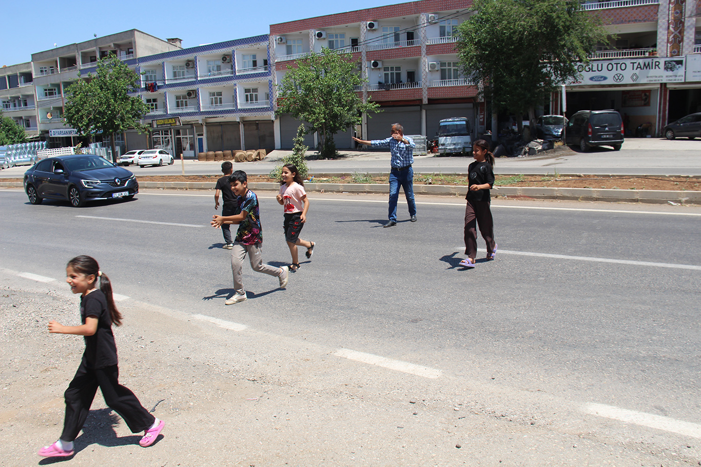 HÜDA PAR Sur İlçe Başkanı Akgül'den Çarıklı Mahallesi için üst geçit ve lise çağrısı