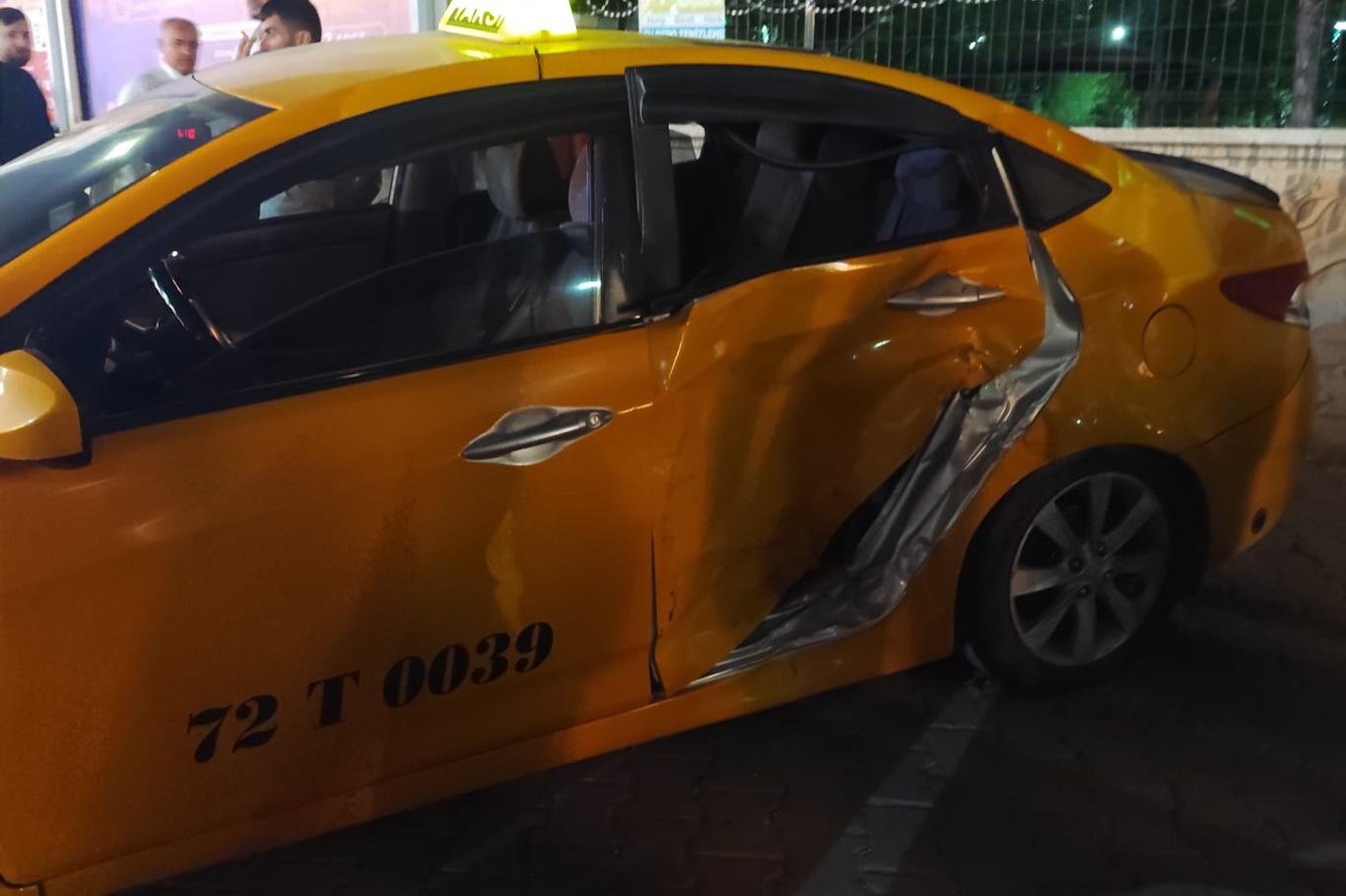 Batman'da hafif ticari araç ile taksi çarpıştı: 2 yaralı