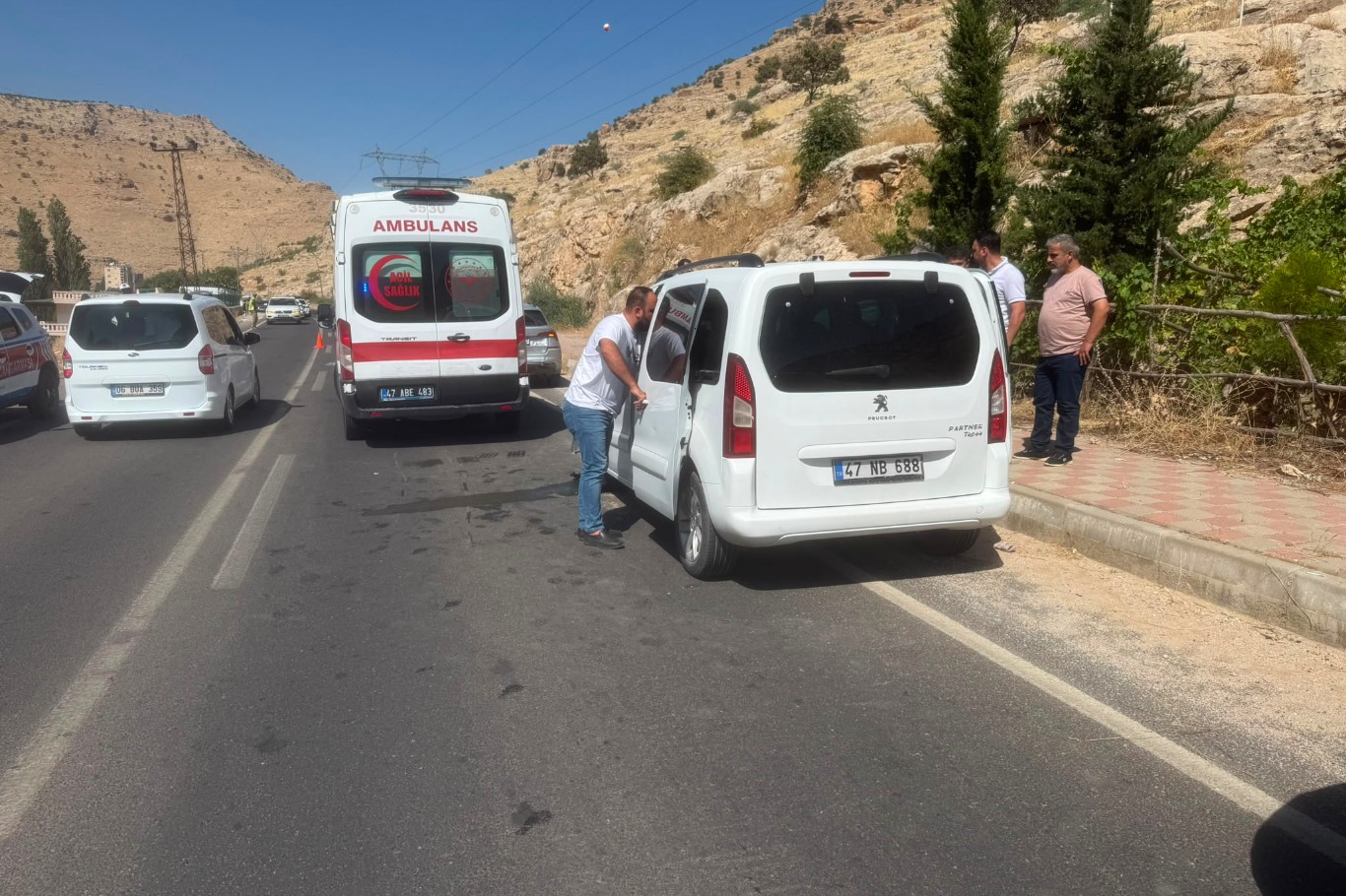 Mardin'de iki otomobil çarpıştı: 2'si çocuk 3 kişi yaralandı