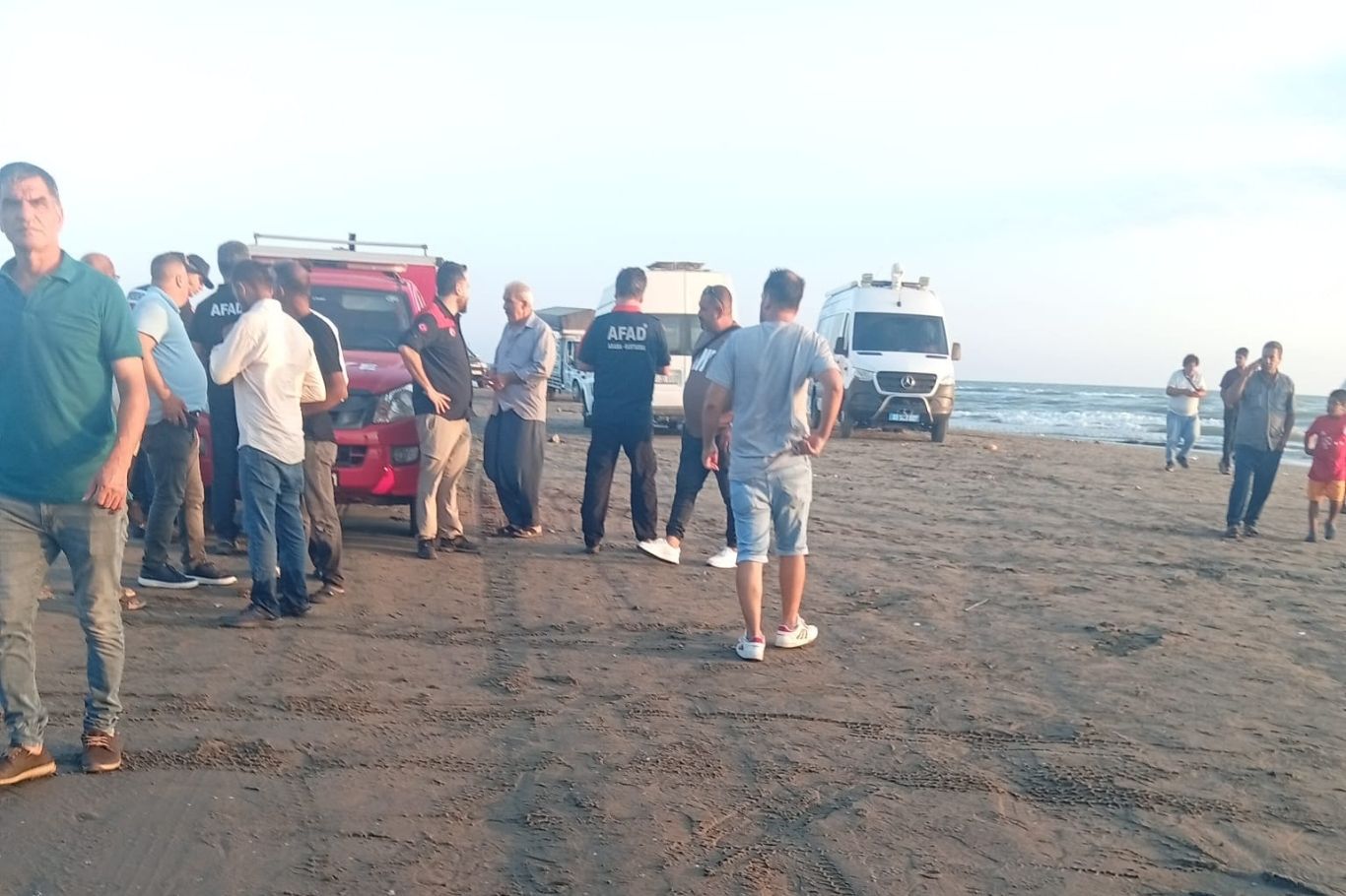 Mersin'de denize giren 3 kişi hayatını kaybetti, bir çocuk kayıp