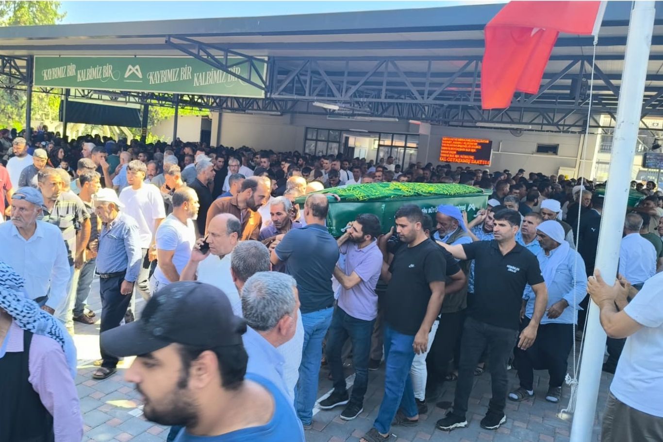 Tarsus'ta deniz faciasında hayatını kaybedenler son yolculuğuna uğurlandı