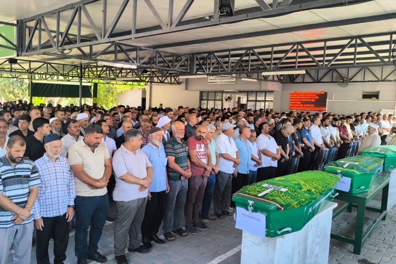 Tarsus'ta deniz faciasında hayatını kaybedenler son yolculuğuna uğurlandı