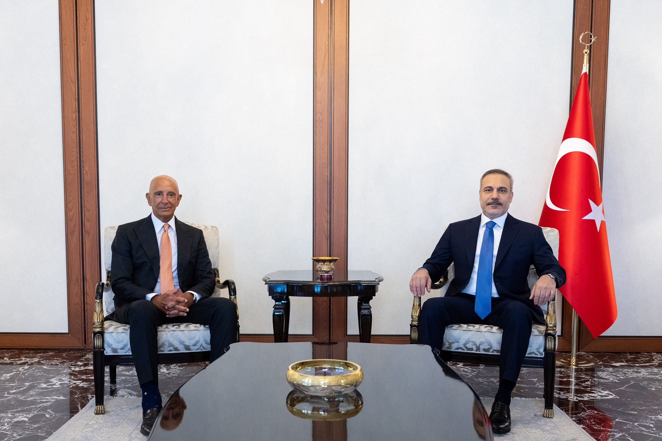 فيدان يبحث مع السفير الأمريكي في أنقرة العلاقات الثنائية وتطورات سوريا والعراق