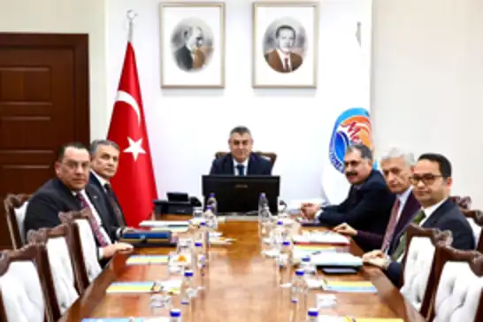 Mersin'de kamu kurumlarının yürüttüğü hizmetler masaya yatırıldı
