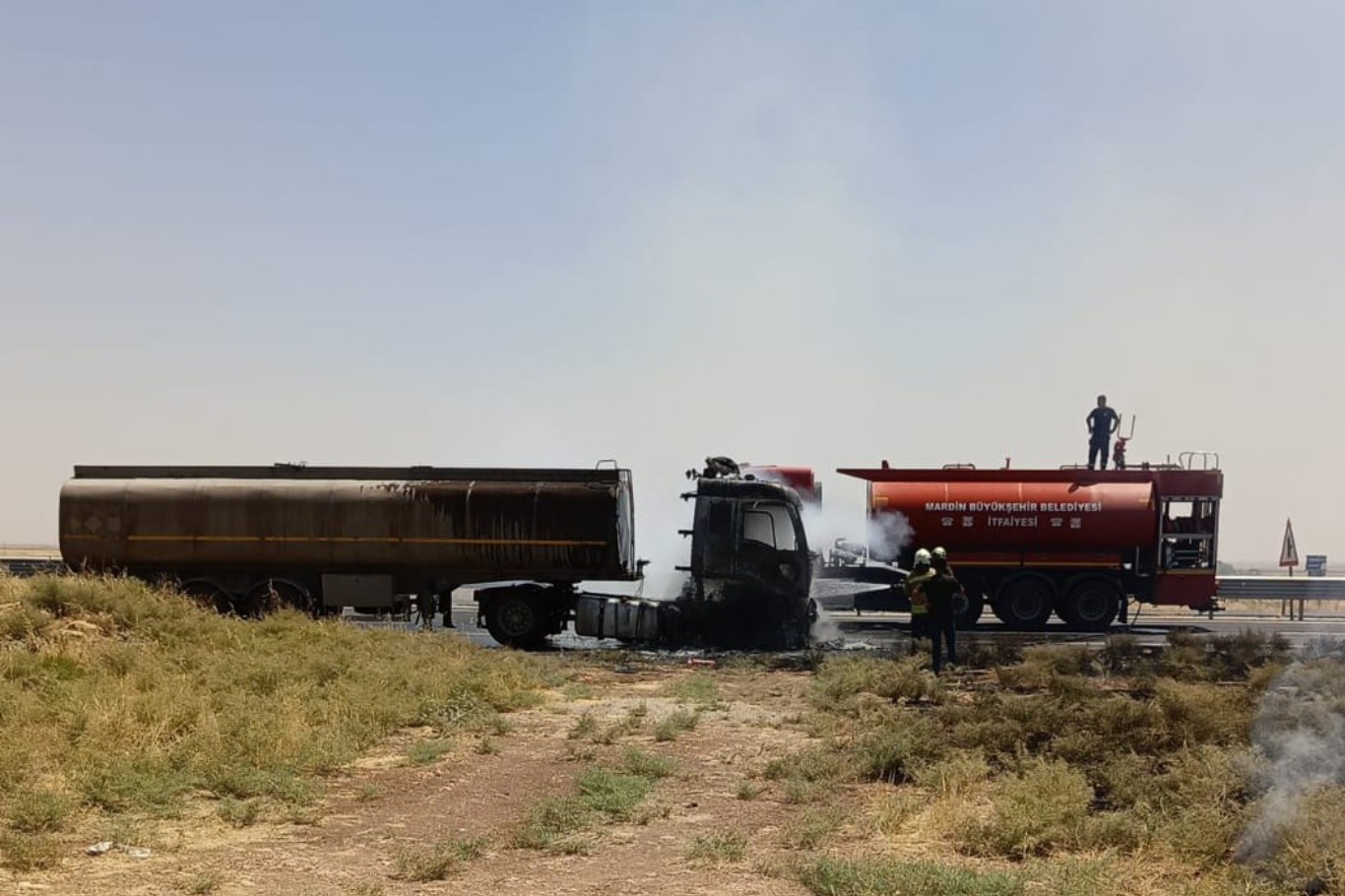 Mardin’de asfalt yüklü tanker alev aldı