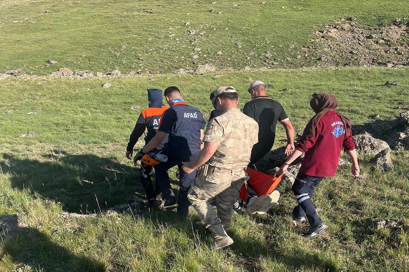 Tendürek Dağında mahsur kalan hasta 7 saatlik çalışmanın ardından kurtarıldı