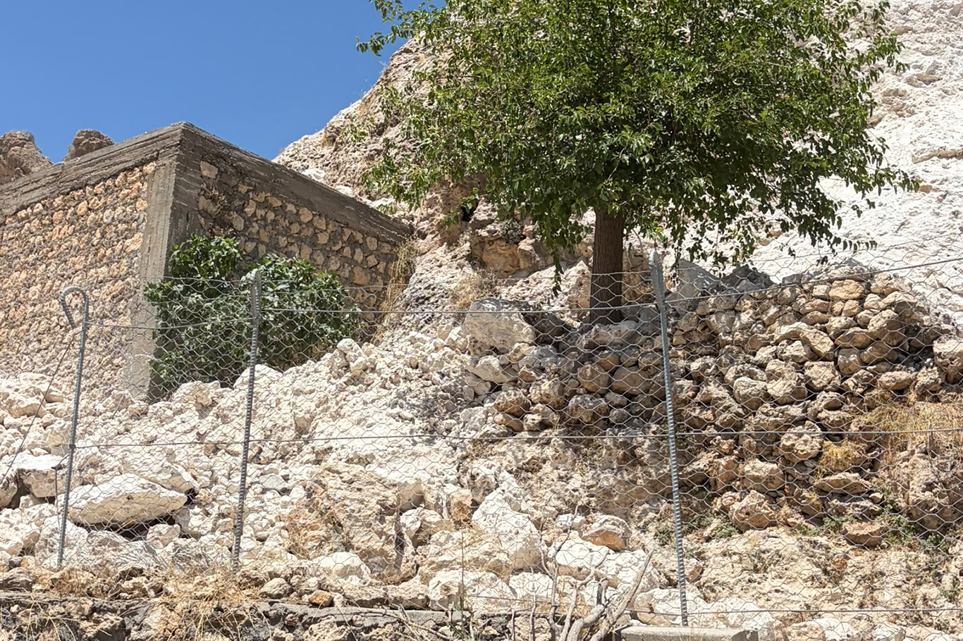 AFAD ŞIRNAK'TA KAYA ISLAHI PROJESİ İLE 7 BİN METREKARE ÇELİK AĞ ÖRDÜ