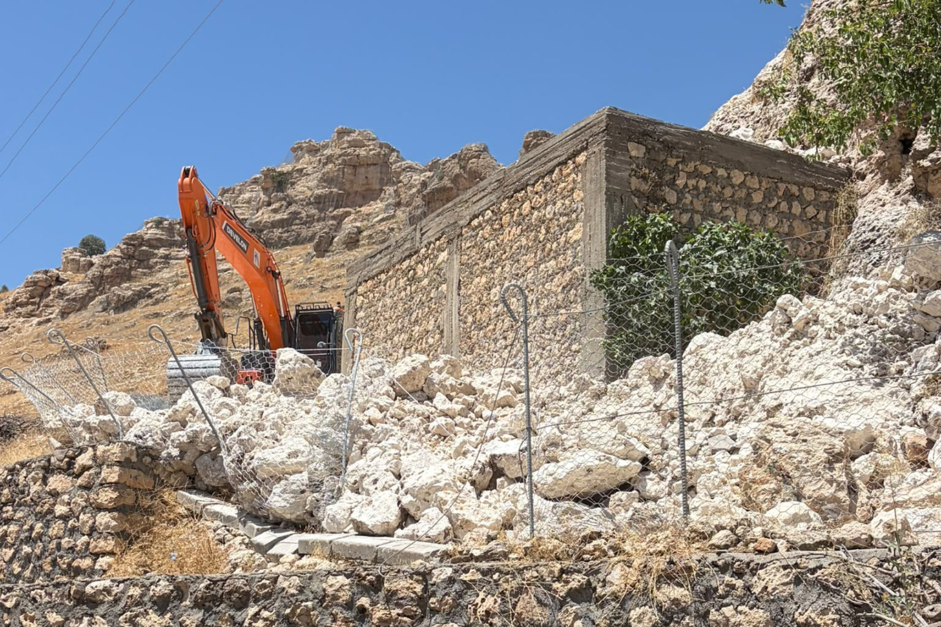 AFAD ŞIRNAK'TA KAYA ISLAHI PROJESİ İLE 7 BİN METREKARE ÇELİK AĞ ÖRDÜ