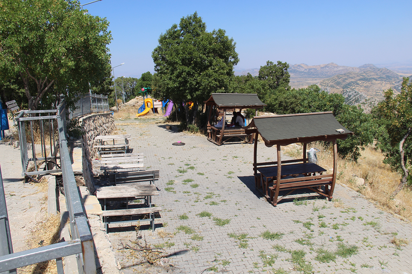 Hanililer dertli: Pir Aziz Türbesi hak ettiği ilgiyi görmüyor