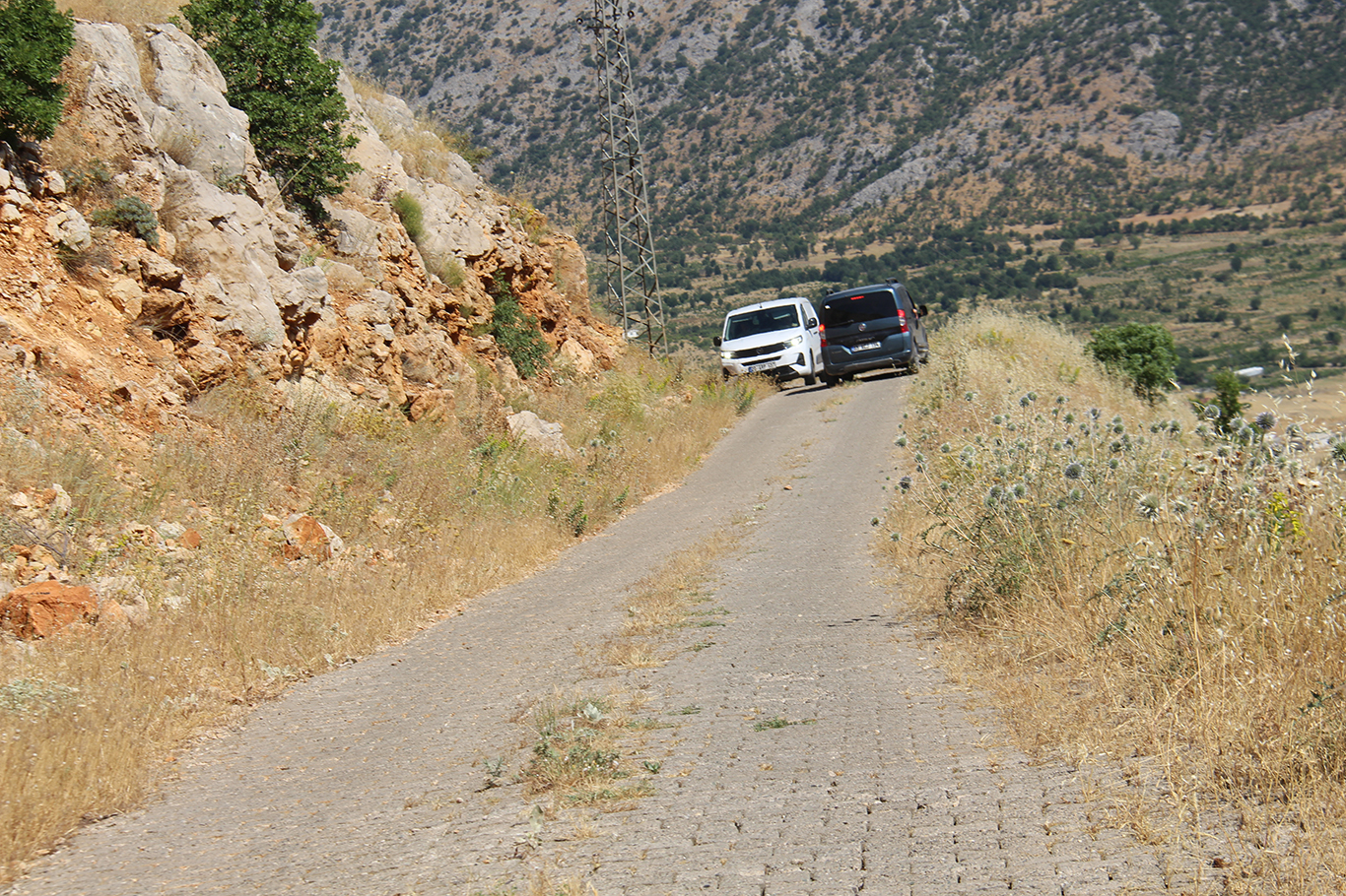 Hanililer dertli: Pir Aziz Türbesi hak ettiği ilgiyi görmüyor