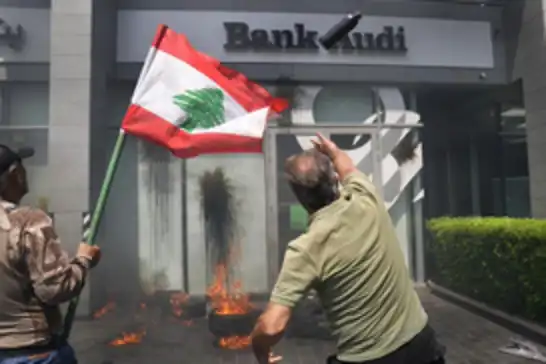 لبنان.. مودعون يضرمون النار أمام بنوك في بيروت