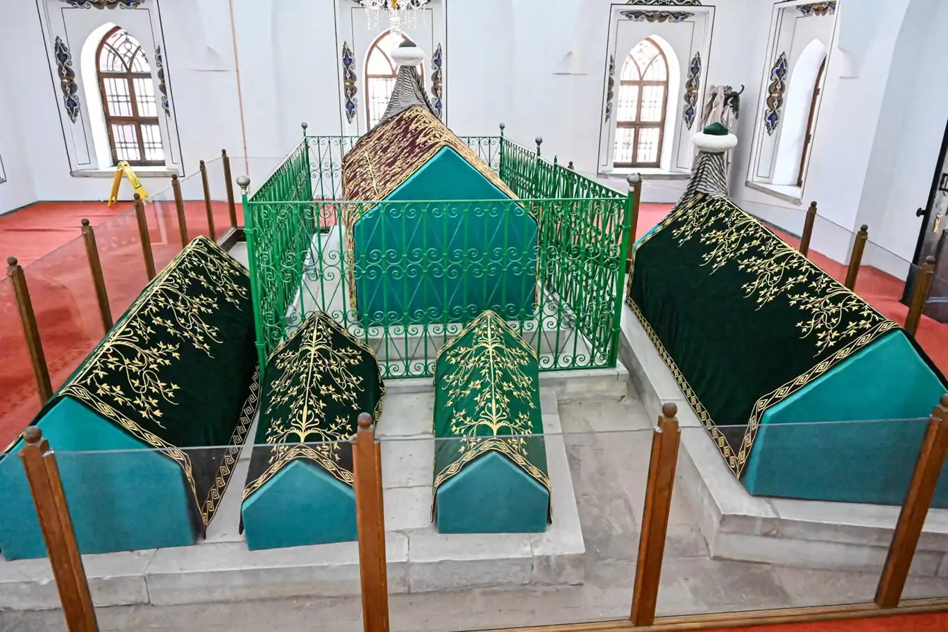 Bursa'da hanedan türbelerindeki puşideler yenilendi