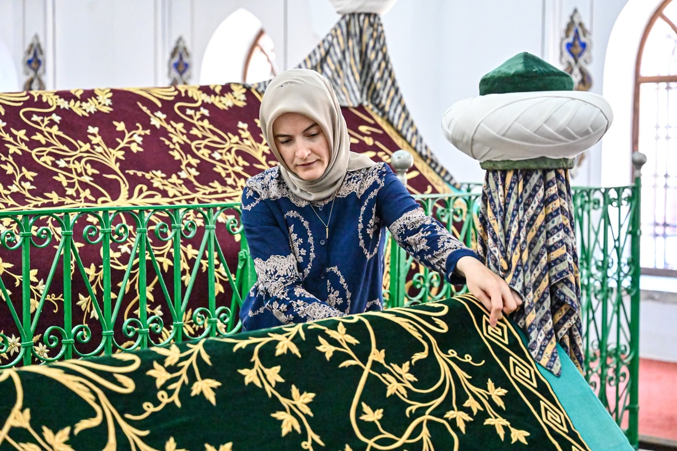 Bursa'da hanedan türbelerindeki puşideler yenilendi