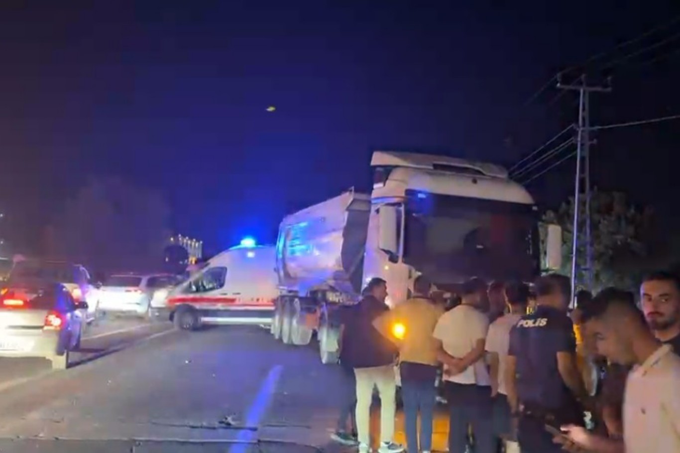 Mardin'de otomobil ile kamyonun çarpıştığı kazada 3 kişi öldü, 5 kişi yaralandı