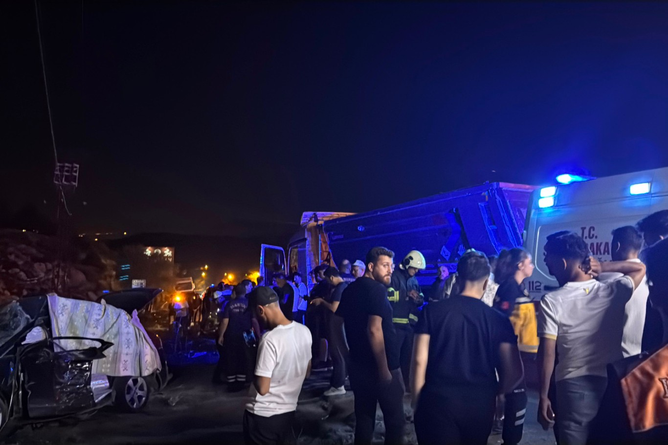 Mardin'de otomobil ile kamyonun çarpıştığı kazada 3 kişi öldü, 5 kişi yaralandı
