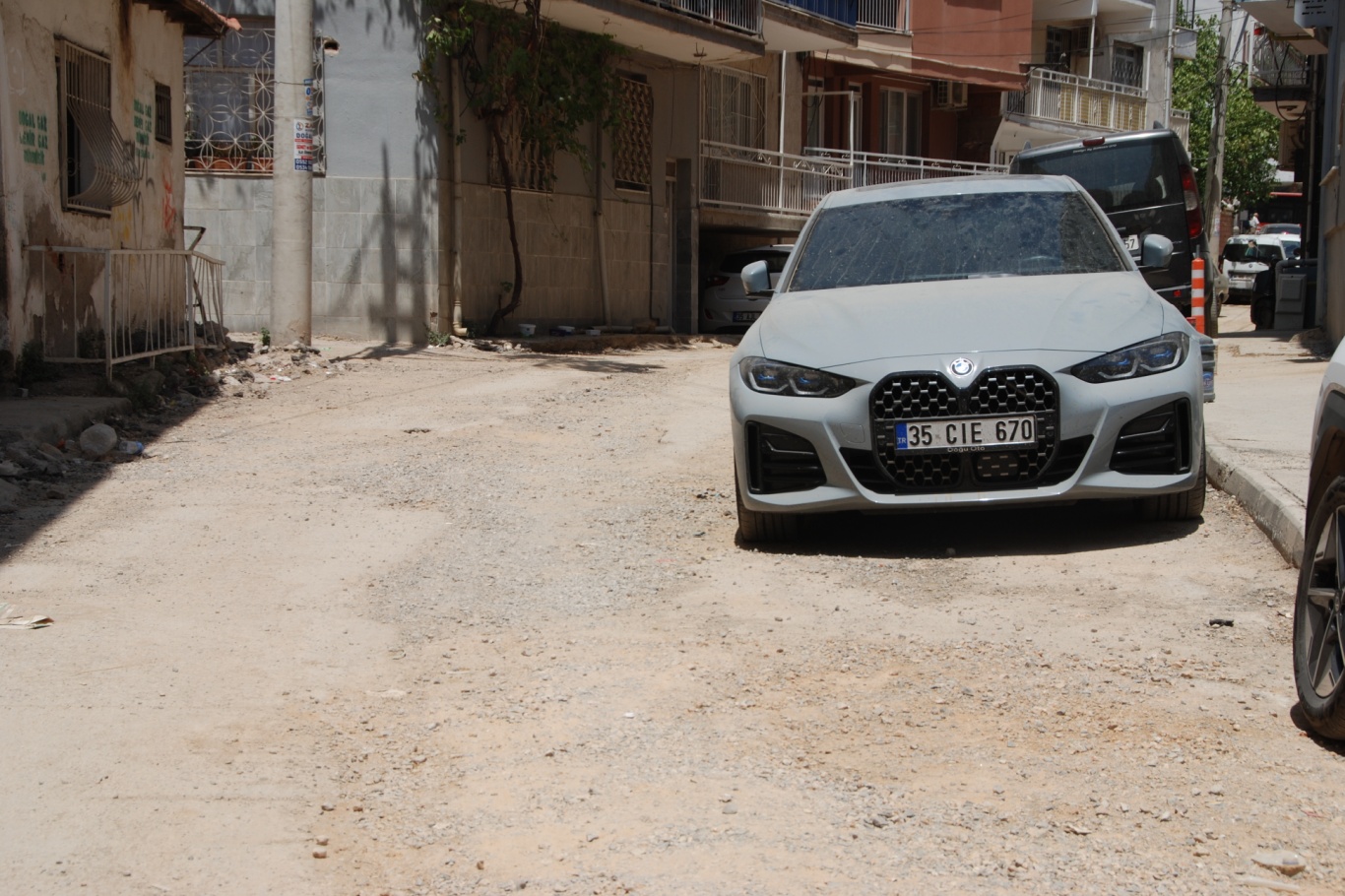 Bayraklı'da 8 aydır bitmeyen altyapı çalışması mahalleliyi mağdur ediyor