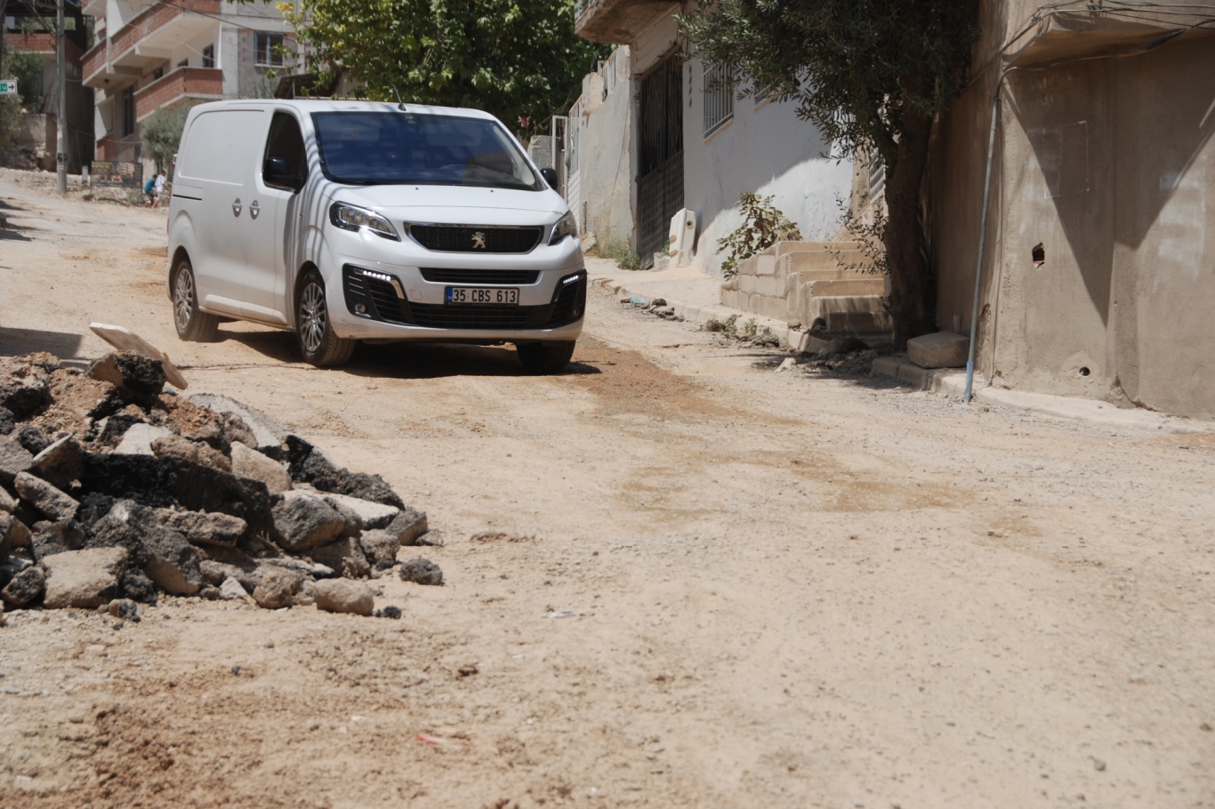 Bayraklı'da 8 aydır bitmeyen altyapı çalışması mahalleliyi mağdur ediyor