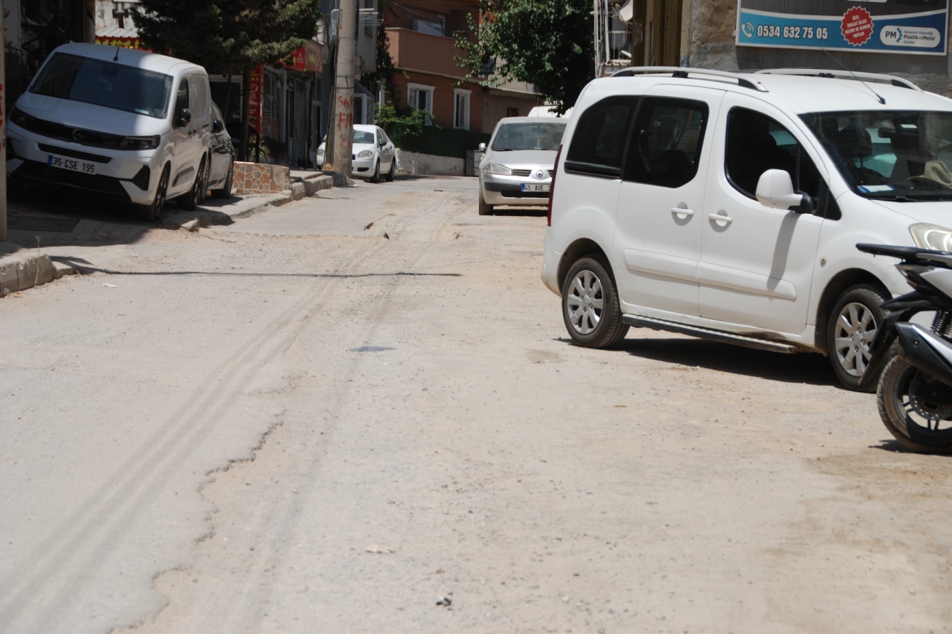 Bayraklı'da 8 aydır bitmeyen altyapı çalışması mahalleliyi mağdur ediyor
