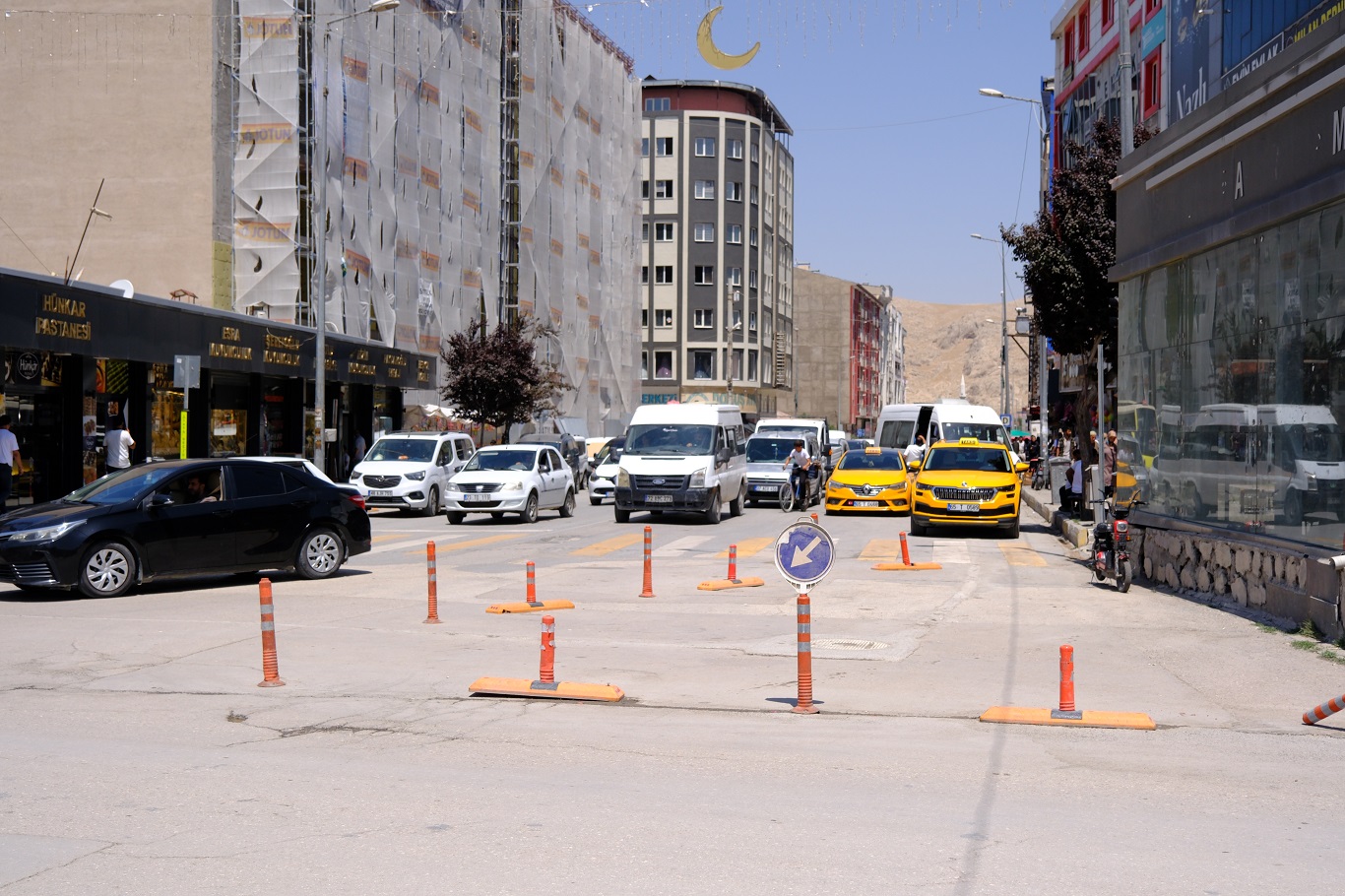 Van’da tek yön uygulaması ters tepti! Trafik kilitlendi, esnaf iş yapamaz hale geldi
