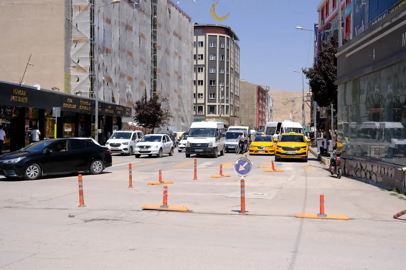 Van'da tek yön uygulaması esnafı kepenk kapatma noktasına getirdi