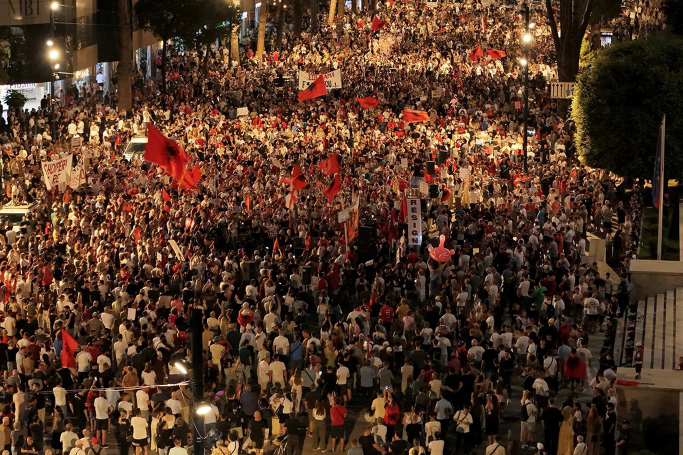 Arnavutluk'ta "Flamingo devrimi" protestoları sürüyor: 18 gözaltı