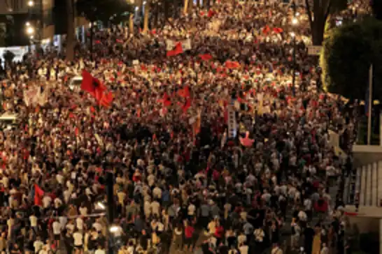 Arnavutluk'ta "Flamingo devrimi" protestoları sürüyor: 18 gözaltı