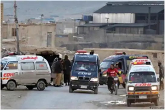 Pakistan'da otobüs uçuruma yuvarlandı: 24 ölü