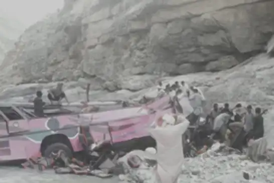 Pakistan'da yolcu otobüsü uçuruma yuvarlandı: 40 ölü, 8 yaralı