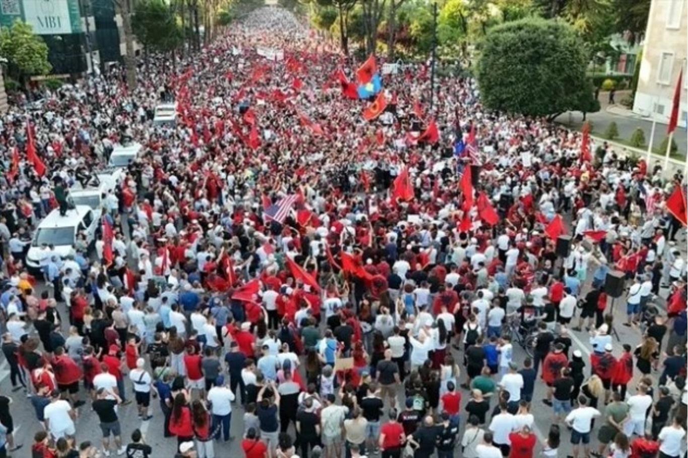 تصاعد "ثورة الفلامينغو" في ألبانيا.. مشروع صهر ترامب يضع حكومة "إيدي راما" تحت الضغط