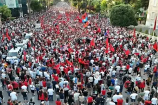 تصاعد "ثورة الفلامينغو" في ألبانيا.. مشروع صهر ترامب يضع حكومة "إيدي راما" تحت الضغط