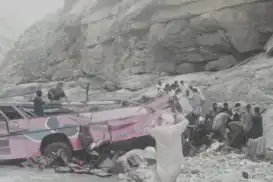 Li Pakistanê otobusek kete çem: 40 mirÎ, 8 birîndar