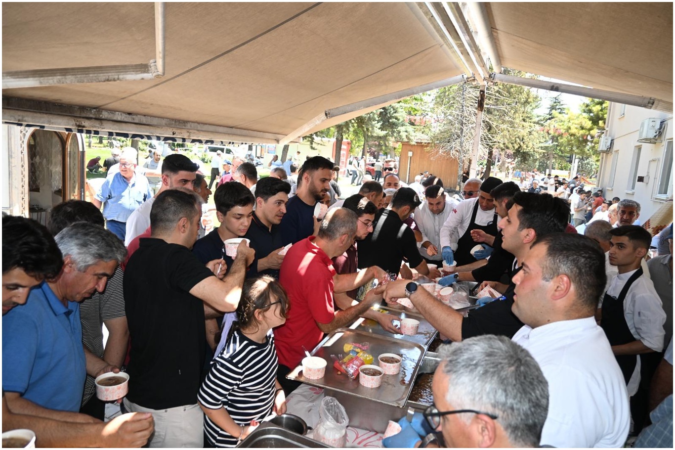 Malatya'da cuma namazı sonrası halka aşure ikramı