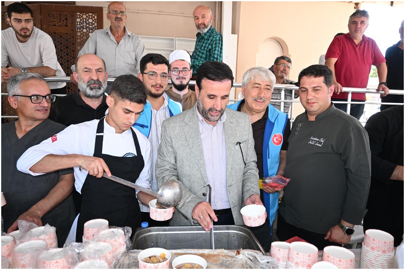 Malatya'da cuma namazı sonrası halka aşure ikramı