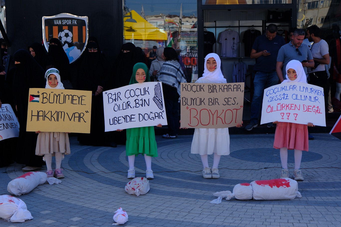 Van’da kadınlardan “kanlı kefenli bebek” eylemi! 