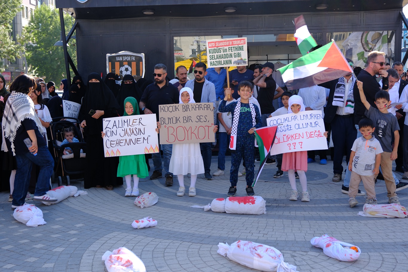 Van’da kadınlardan “kanlı kefenli bebek” eylemi! 