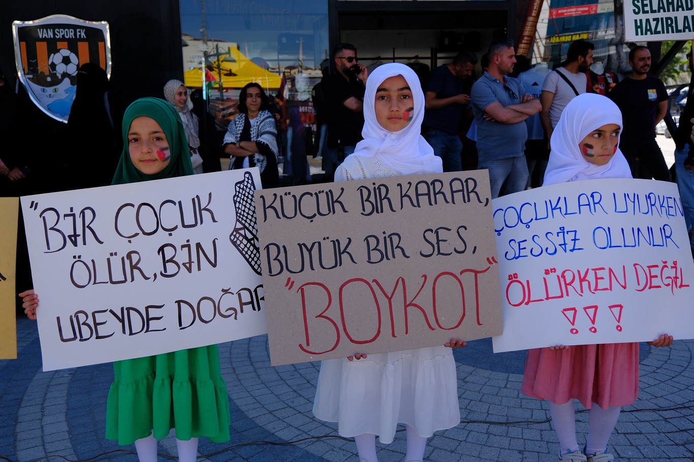 Van’da kadınlardan “kanlı kefenli bebek” eylemi! 