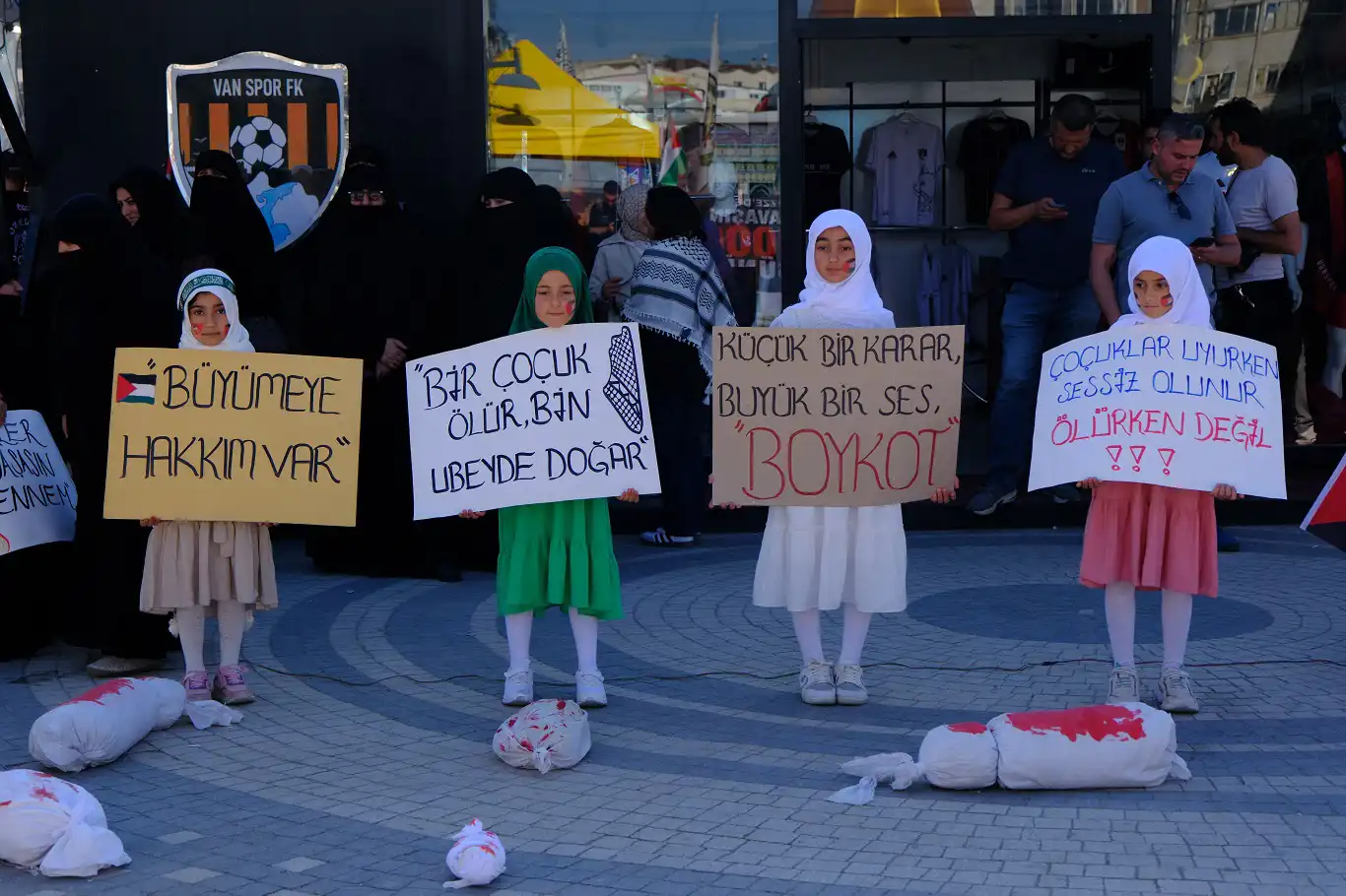 HÜDA PAR Van Kadın Kolları’ndan dikkat çeken eylem: "Filistin hâlâ soykırım altında"