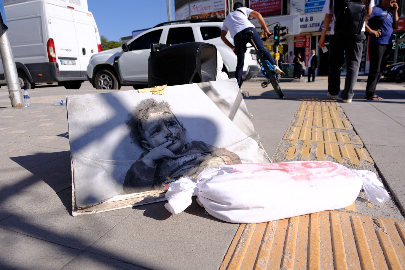 Van’da kadınlardan “kanlı kefenli bebek” eylemi! 