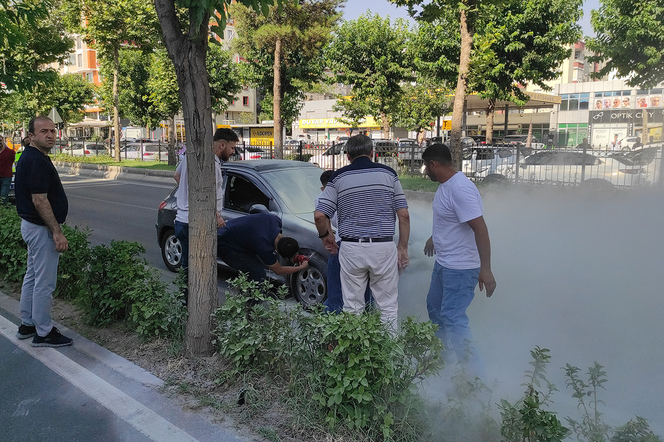 Batman'da seyir halindeki otomobil alev aldı