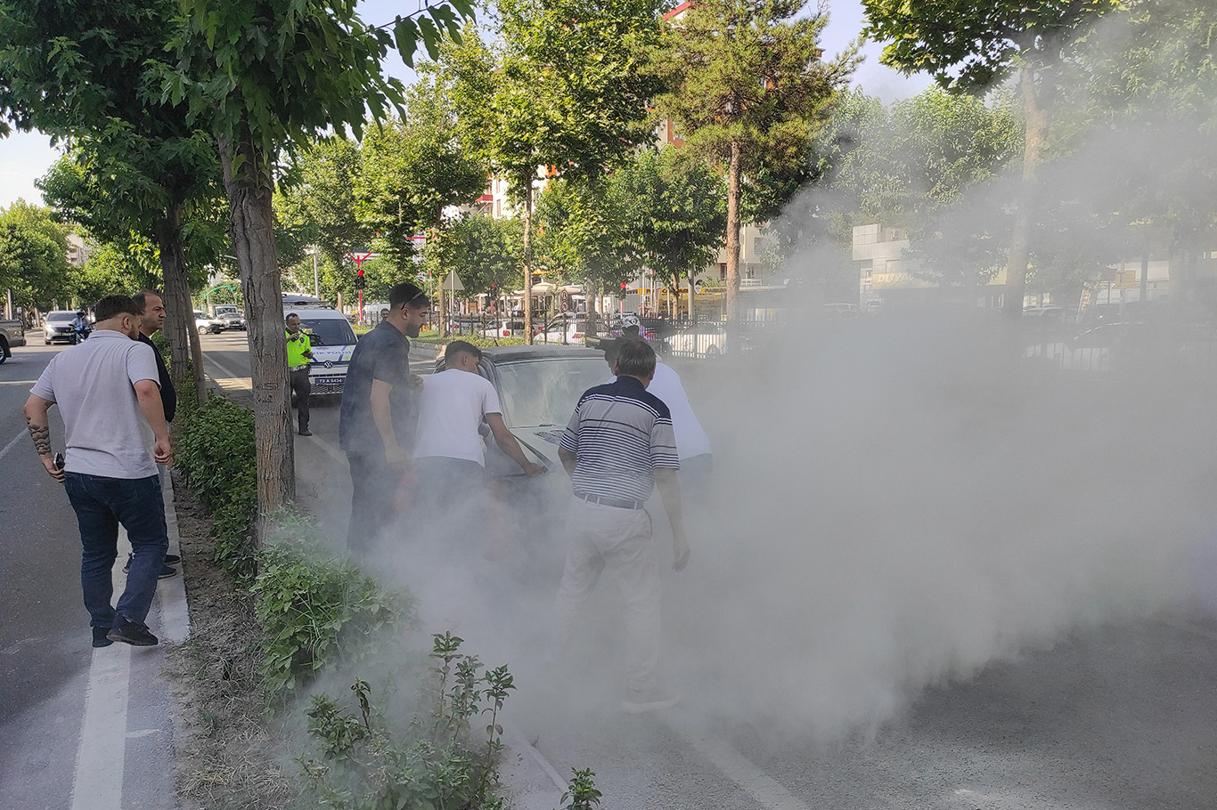 Batman'da seyir halindeki otomobil alev aldı
