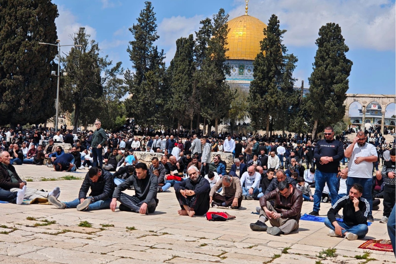 رغم قيود الاحتلال ..50 ألفًا فلسطينياًُ يؤدون صلاة الجمعة في الأقصى المبارك