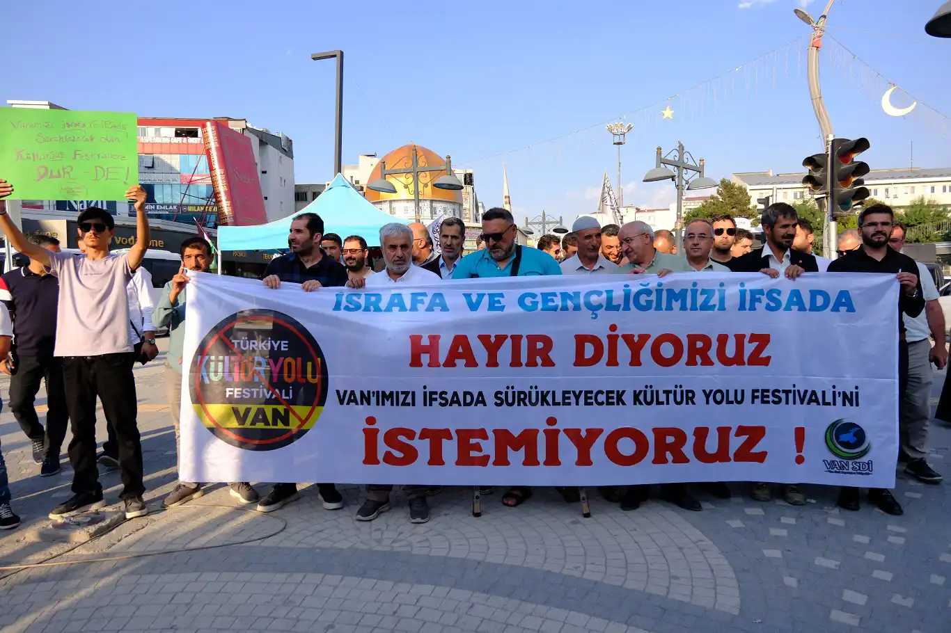 Van Sivil Dayanışma İnsiyatifi: Milyonlar konserlere değil, kalıcı yatırımlara harcansın