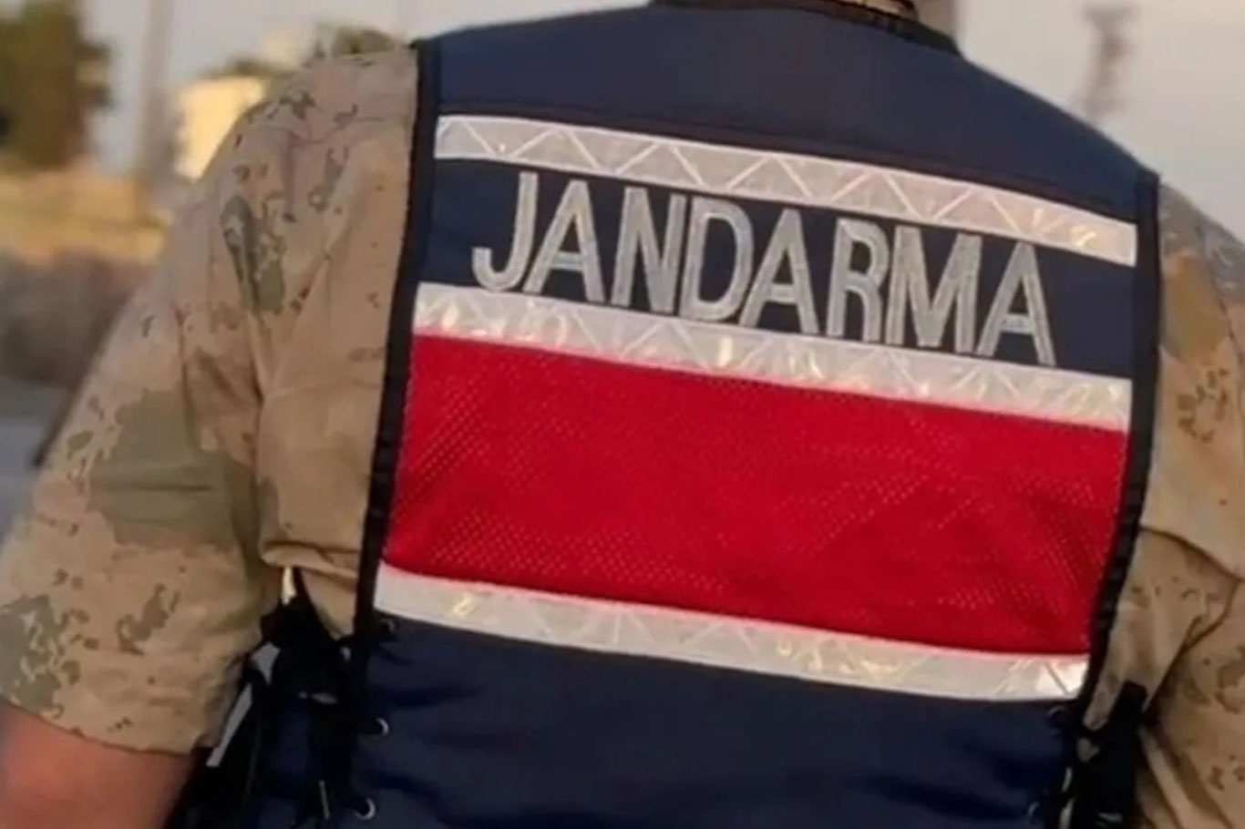 Jandarma kılığıyla girerek 12 kilo altın ve 2 milyon TL çaldılar