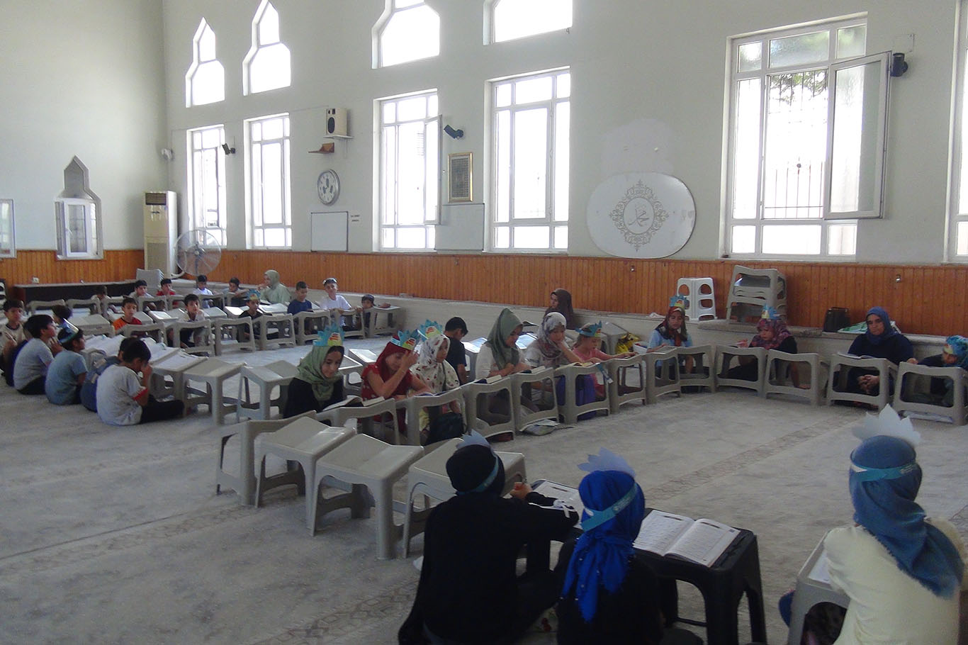 Yaz Kur'an kursu öğrencileri kitap okuyarak kültürel gelişimlerini destekliyor