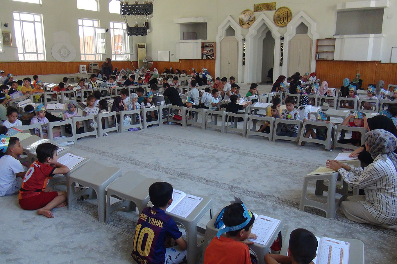 Yaz Kur'an kursu öğrencileri kitap okuyarak kültürel gelişimlerini destekliyor