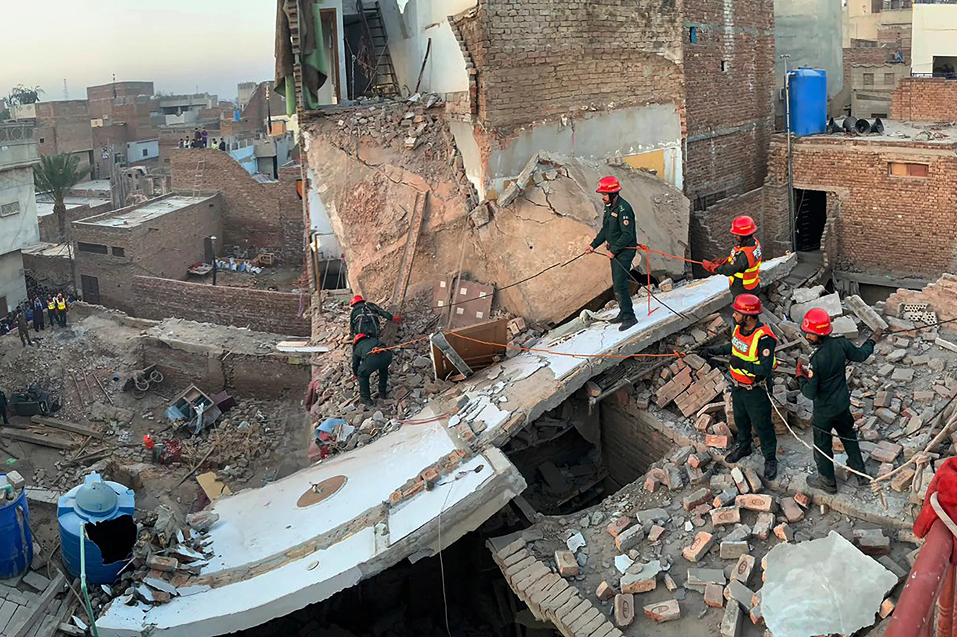 Pakistan'da üç katlı bina çöktü: 11 ölü, 6 yaralı