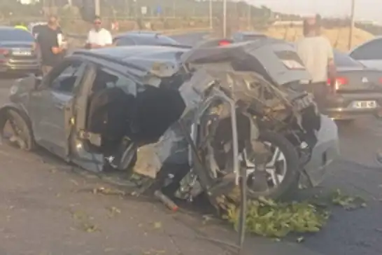 Diyarbakır'da takla atan araç hurdaya döndü: 2 yaralı