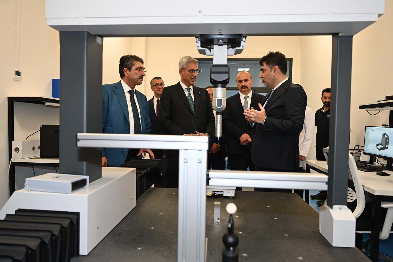 Sağlık Bakanı Memişoğlu, Batman'da yerli tıbbi cihaz üreten fabrikayı ziyaret etti