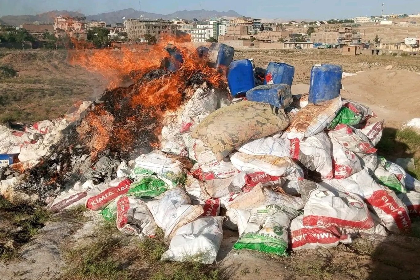 لە ئەفغانستان چەندین تۆن کەلوپەلی قاچاغ و ماددەی هۆشبەر لەناوبرا