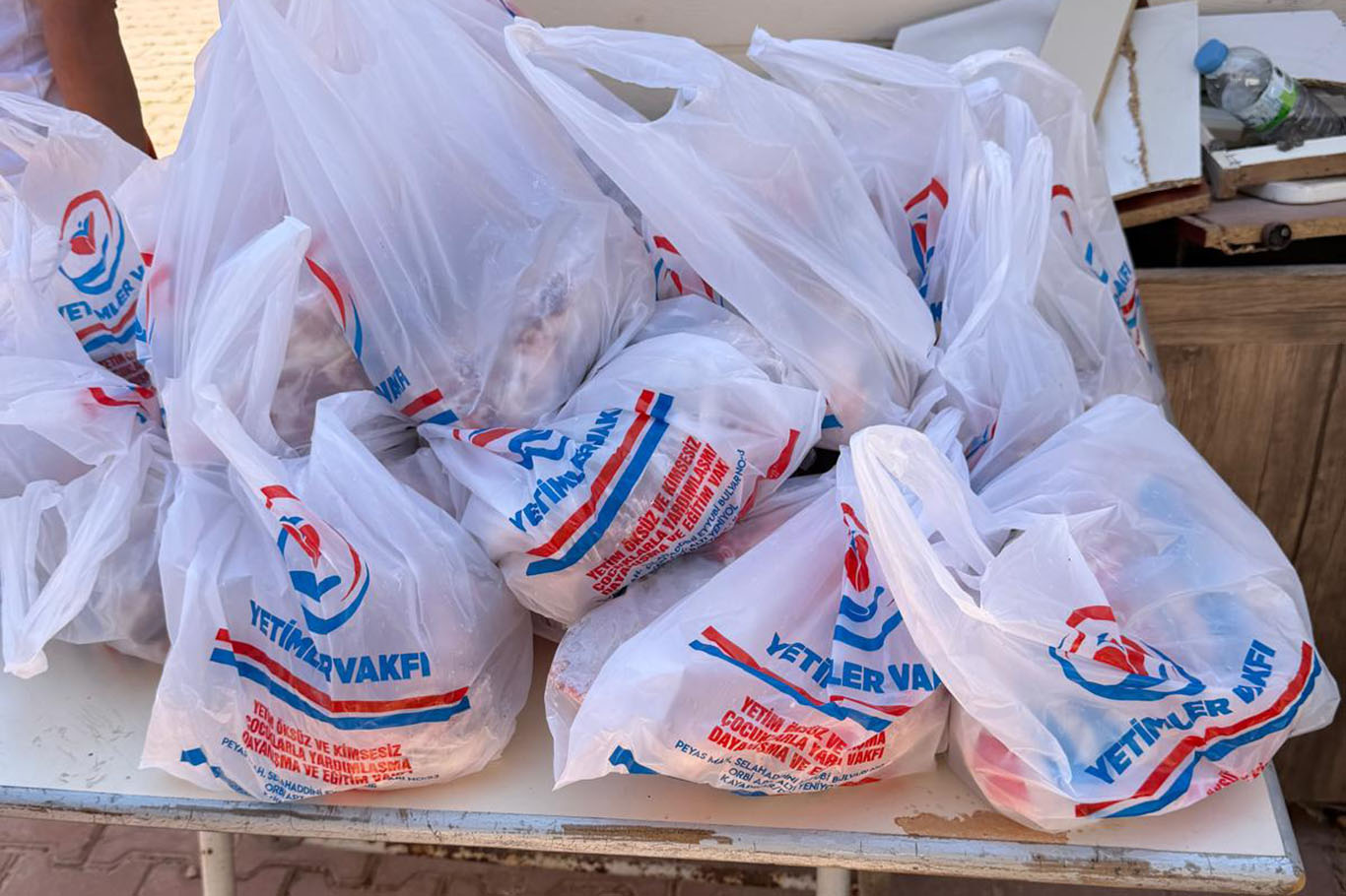 Yetimler Vakfı Gaziantep'te 100 yetim aileye et dağıttı